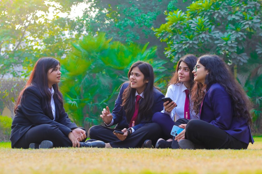 women, students, college-8541959.jpg